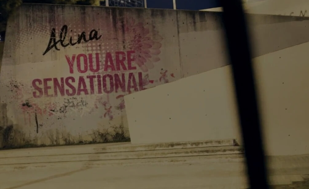 Video Personalisierung mit Maybelline New York You are Sensational Text Individualisierung auf Betonwand